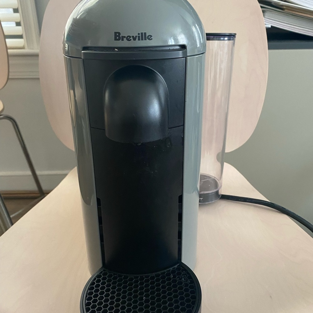 Nespresso VertuoPlus Bundle by Breville (with frother and de-scaler)